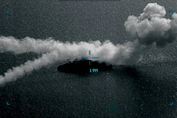  صورة نشرتها «سنتكوم» عن استهدافها سفناً حربية إيرانية مشيرة إلى سفينة من طراز «سليماني»