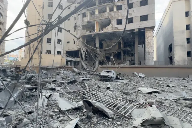 İsrail'in Beyrut'a düzenlediği hava saldırılarının ardından hasar gören binalar ve arabalar (Reuters)