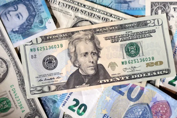 أوراق نقدية من الدولار الأميركي واليورو والجنيه الإسترليني (رويترز)