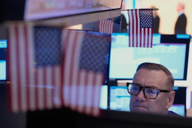 متداول يعمل في بورصة نيويورك (أ.ب)