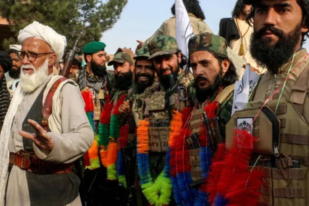 Afghans welcome soldiers in the Gurbuz district of Khost province. STR / AFP
