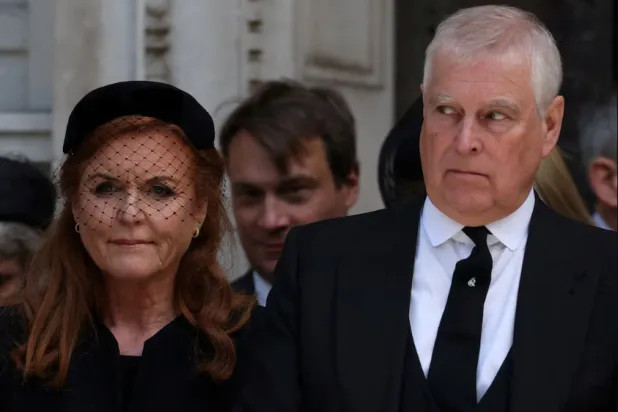 سارة فيرغسون تقف الى جانب طليقها الأمير البريطاني السابق أندرو (رويترز)