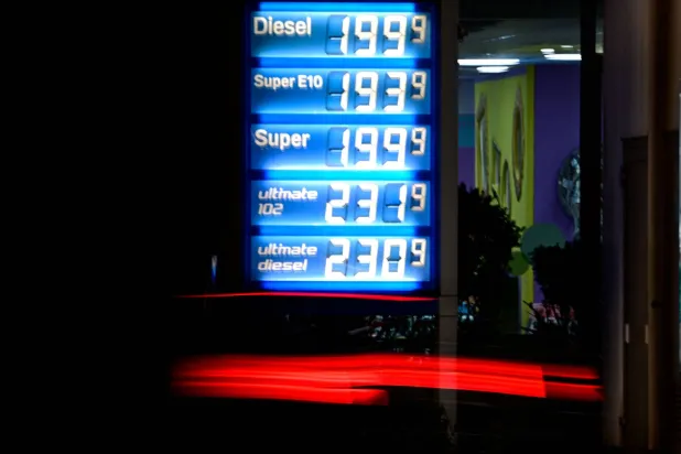 سيارة تمر أمام شاشة مضيئة تعرض أسعار الوقود في محطة بنزين ببرلين (أ.ف.ب)