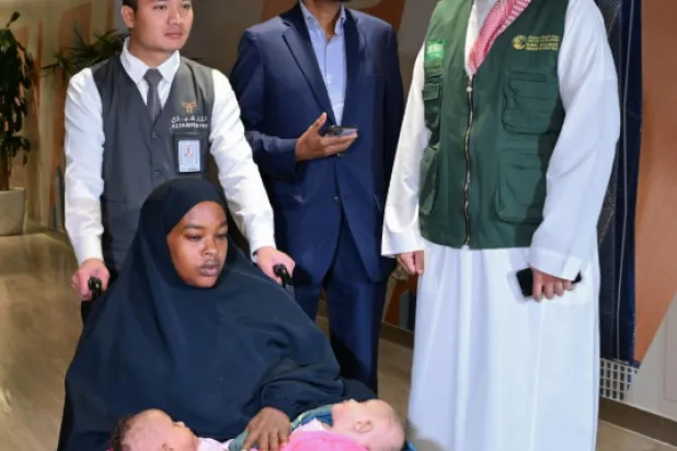 وصول التوأم السيامي الصومالي رحمة ورملا إلى الرياض (واس)