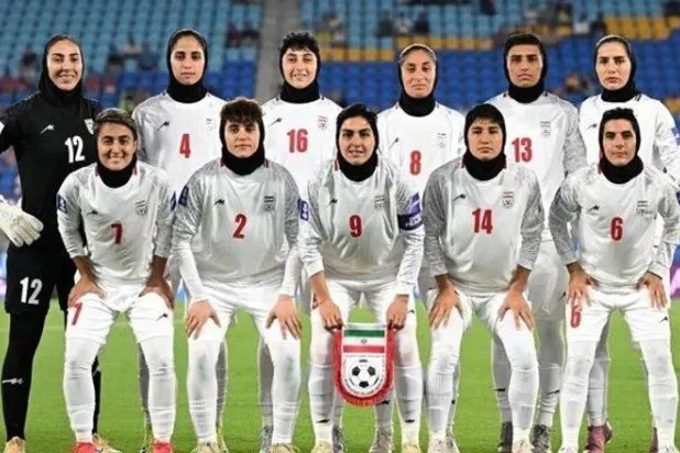 قامت لاعبات المنتخب الإيراني لكرة القدم للسيدات بترديد النشيد الوطني لبلادهم أثناء عزفه (إكس)