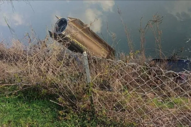 حطام صاروخ أُطلق من إيران وشوهد في محافظة هاتاي التركية بعد أن اعترضه نظام دفاع جوي تابع لحلف «الناتو» (رويترز)