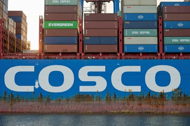 سفينة الشحن التابعة لشركة «كوسكو» في محطة حاويات (رويترز)