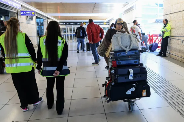 مسافرون في مطار بن غوريون الإسرائيلي اليوم (إ.ب.أ)