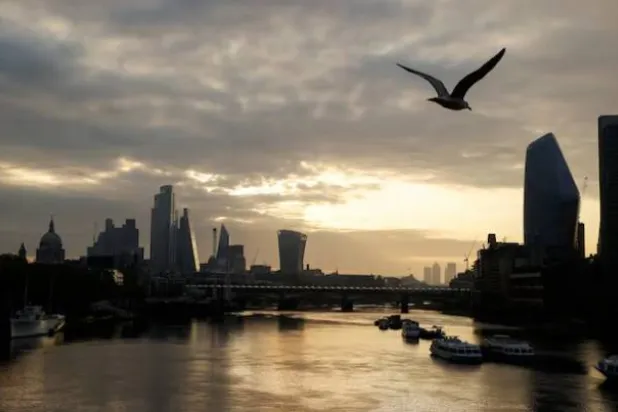 يظهر الحيّ المالي ونهر التيمز في مدينة لندن (رويترز)