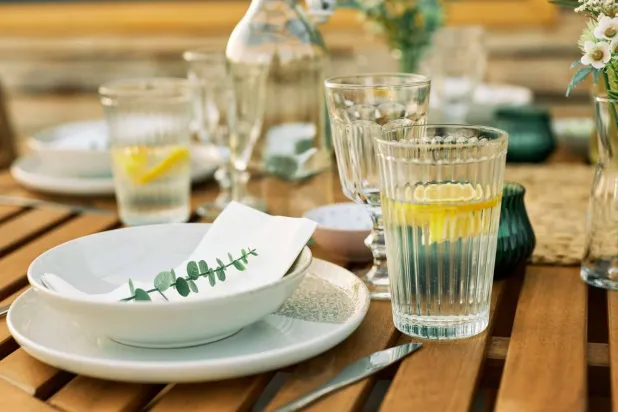 رشفات الماء المعتدلة خلال الطعام لا تؤدي إلى إبطاء الهضم (مجلة ريل سمبل)