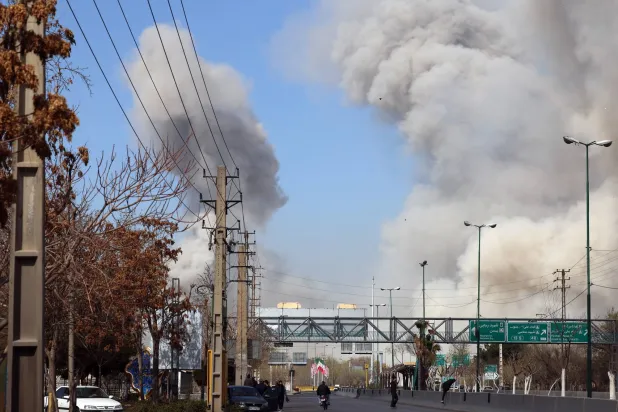 تصاعد الدخان جراء الغارات الإسرائيلية على طهران (إ.ب.أ)