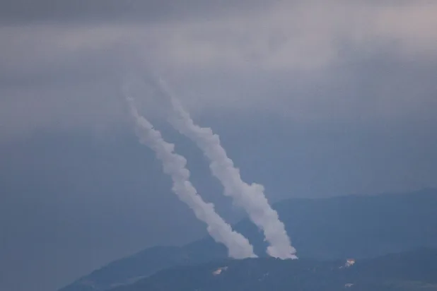 تصاعد الدخان مع إطلاق قذائف من لبنان باتجاه إسرائيل في أعقاب التصعيد مع «حزب الله» (رويترز)