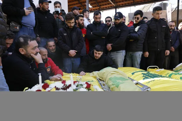 تشييع عدد من عناصر «حزب الله» قتلوا في قصف إسرائيلي على بعلبك (إ.ب.أ)