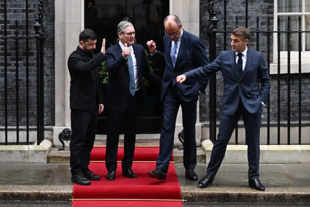 قادة «الترويكا الأوروبية» مع الرئيس الأوكراني عند مدخل مقر رئاسة الوزراء البريطانية في لندن الاثنين (أ.ف.ب)