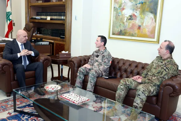 الرئيس جوزيف عون يلتقي بحضور قائدِ الجيش العماد رودولف هيكل رئيسَ أركان القوات المسلحة الفرنسية موفداً من الرئيس الفرنسي إيمانويل ماكرون (الرئاسة اللبنانية)