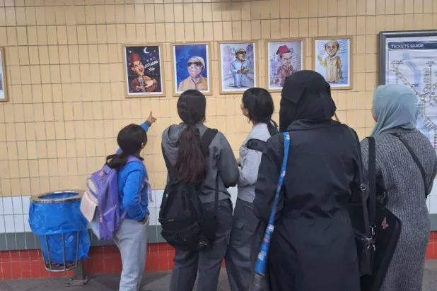 جانب من المعرض الكاريكاتيري في المترو (وزارة الثقافة)