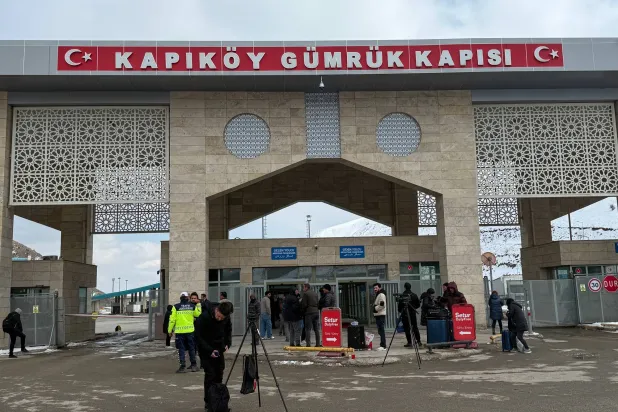 نازحون معظمهم من الإيرانيين ينتظرون بعد عبورهم من إيران عند معبر في مقاطعة فان الشرقية بتركيا يوم 5 مارس 2026 (أ.ب)