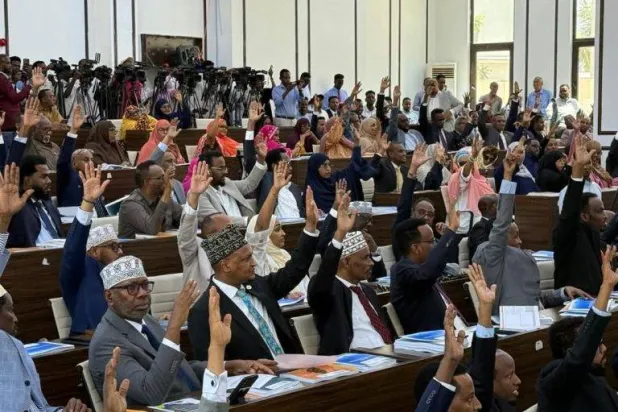 نواب بالبرلمان الصومالي خلال المصادقة على دستور البلاد (وكالة الأنباء الصومالية)