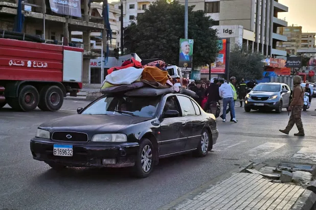 نازحون من الضاحية إلى بيروت بعد الإنذار الإسرائيلي (أ.ف.ب)