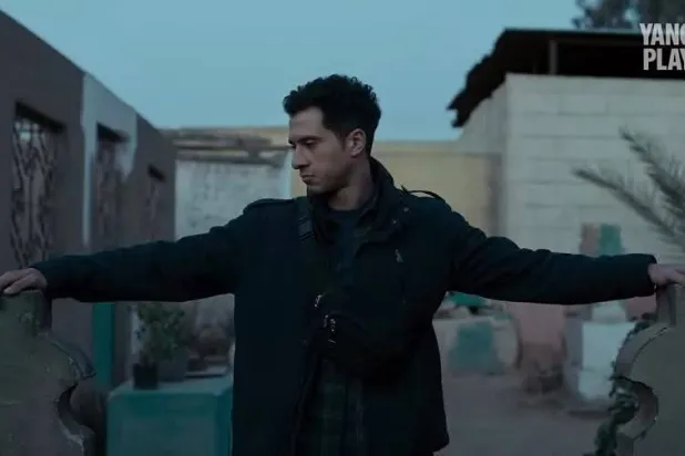 عصام عمر في زيارة لمقبرة والدته ضمن أحداث الحلقة الأخيرة من «عين سحرية» (الشركة المنتجة)