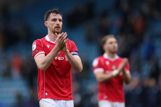 دومينيك هايم لاعب ريكسام يحتفل بعد نهاية مباراة في الدوري الإنجليزي (رويترز)