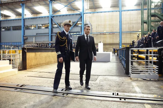 الرئيس الفرنسي إيمانويل ماكرون خلال زيارته بداية الشهر الحالي إلى القاعدة البحرية في جزيرة «إيل لونغ» التي تؤوي الغواصات الحاملة للرؤوس النووية (رويترز)