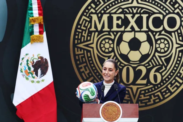 رئيسة المكسيك كلاوديا شينباوم تلقي كلمة خلال العرض الرسمي لبطولة كأس العالم 2026 (رويترز)