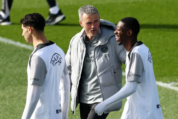 إنريكي يتحدث إلى ديمبلي خلال التدريبات الأخيرة (أ.ف.ب)