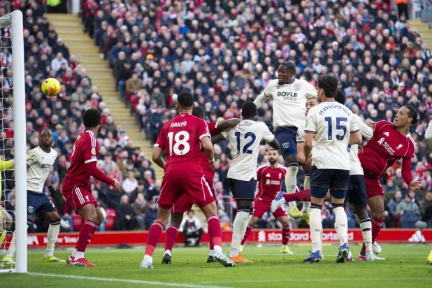 رأسية فان دايك في طريقها لمعانقة شباك وستهام  من ركلة ركنية (إ.ب.أ)