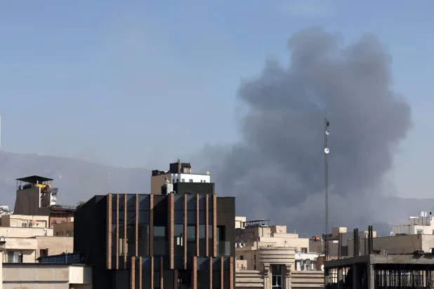 دخان يتصاعد بعد غارة جوية على وسط طهران بإيران في 5 مارس 2026 (إ.ب.أ)