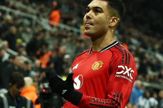 كاسيميرو وتبدو آثار الندبة تحت عينه (رويترز)