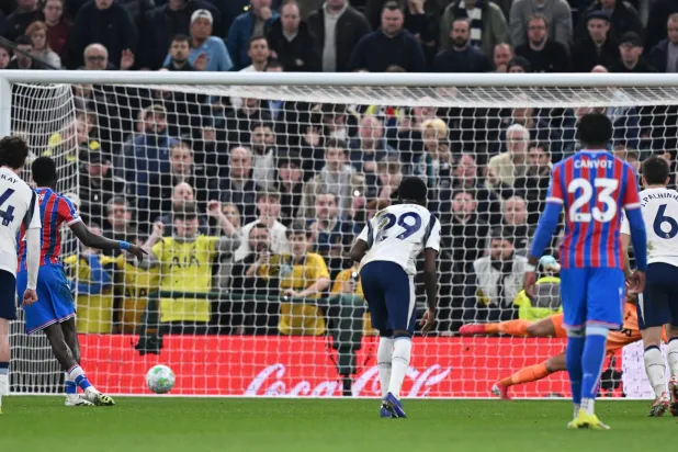  إسماعيلا سار خلال تسجيله الجزائية في مرمى توتنهام (إ.ب.أ)