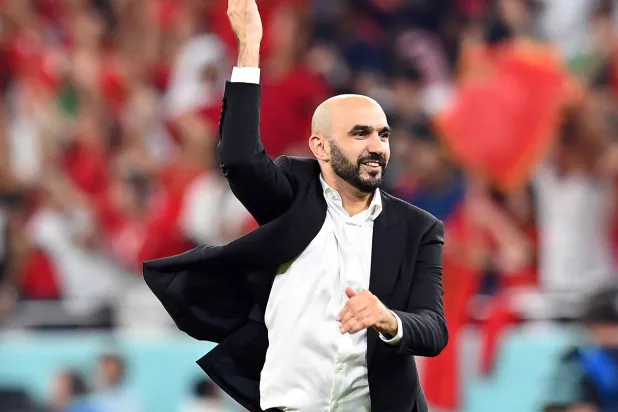 الركراكي خلال احتفالات المغرب في مونديال قطر (إ.ب.أ)