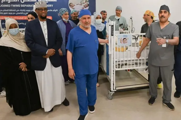 فصل التوأم الملتصق الصومالي «رحمة ورملا» بعد عملية جراحية معقدة استغرقت 12 ساعة (واس)