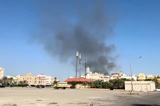 تصاعد الدخان من المنطقة المحيطة بالسفارة الأميركية في الكويت الاثنين الماضي (رويترز)