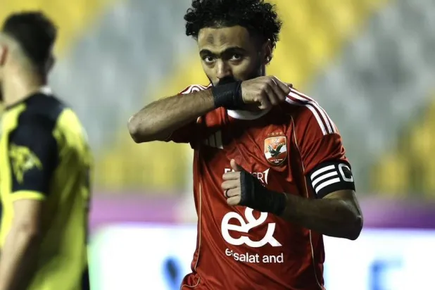 الشحات لاعب الأهلي يحتفل بهدفه في المقاولون العرب (موقع النادي)