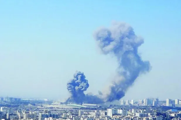 Tahran'ın batısındaki Devrim Muhafızları üssüne düzenlenen hava saldırısının ardından duman bulutları yükseliyor (sosyal medya)