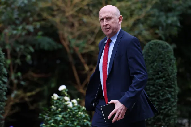 وزير الدفاع البريطاني جون هيلي يصل إلى مقر رئاسة الوزراء في لندن 28 فبراير 2026 (إ.ب.أ)