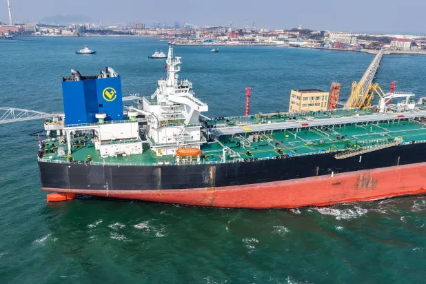 ناقلة نفط «نيو هورايزن» ترسو في محطة النفط بميناء تشينغداو في مقاطعة شاندونغ الشرقية بالصين (أ.ف.ب)