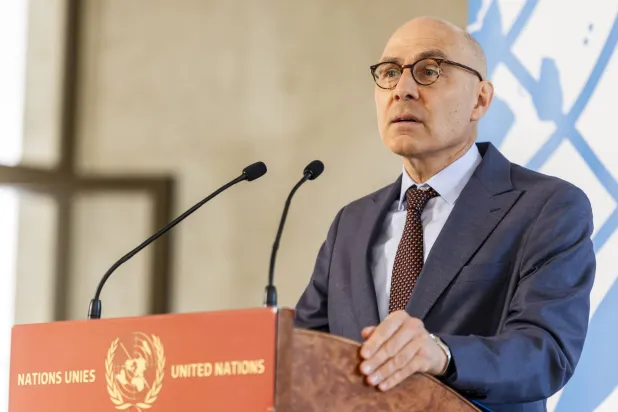 فولكر تورك المفوض السامي للأمم المتحدة لحقوق الإنسان يتحدث إلى وسائل الإعلام حول أزمة الشرق الأوسط في المقر الأوروبي للأمم المتحدة في جنيف سويسرا 6 فبراير 2026 (إ.ب.أ)