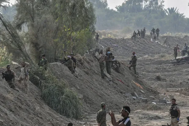Halk Seferberlik Güçleri tarafından 2014 yılında yayınlanan ve Bağdat'ın güneyindeki Jurf el-Sakhr kasabasında üyelerini gösteren bir fotoğraf.