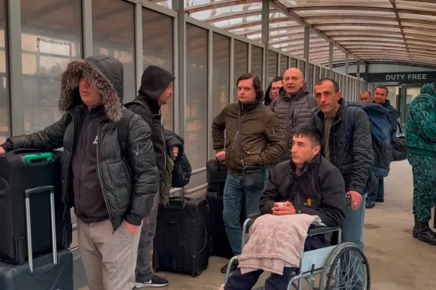 صورة مأخوذة من مقطع فيديو تظهر أشخاصاً من جنسيات مختلفة يعبرون نقطة تفتيش أستارا في أذربيجان في 2 مارس 2026 مغادرين إيران بعد الضربات الأميركية والإسرائيلية (أ.ب)