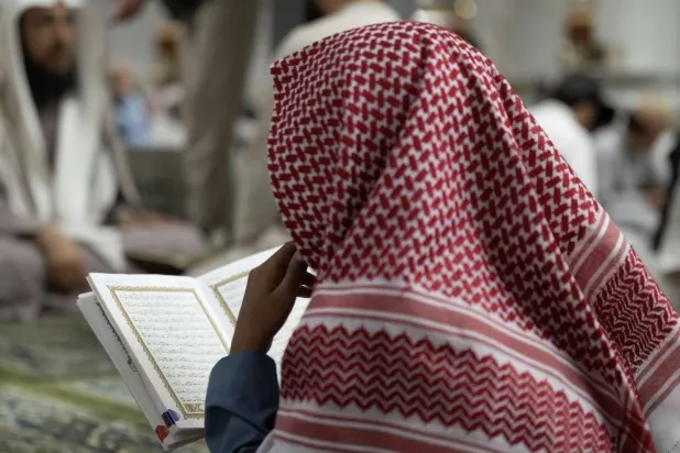 في رمضان يزيد ارتباط المسلمين في أصقاع الأرض بالقرآن الكريم والحديث الشريف (واس)