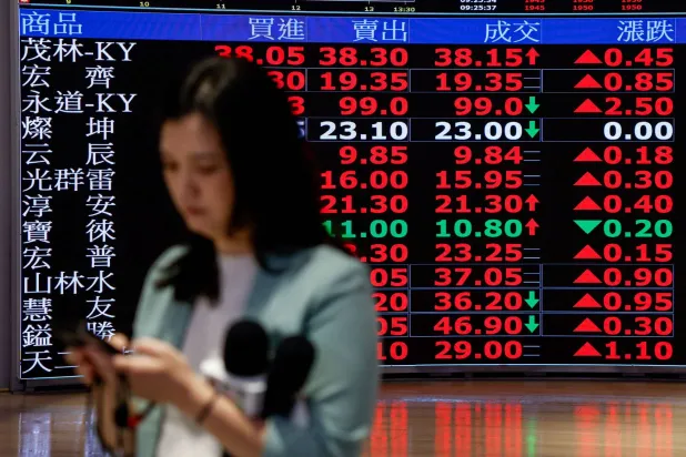 بيانات التداول معروضة في بورصة تايوان بتايبيه (رويترز)