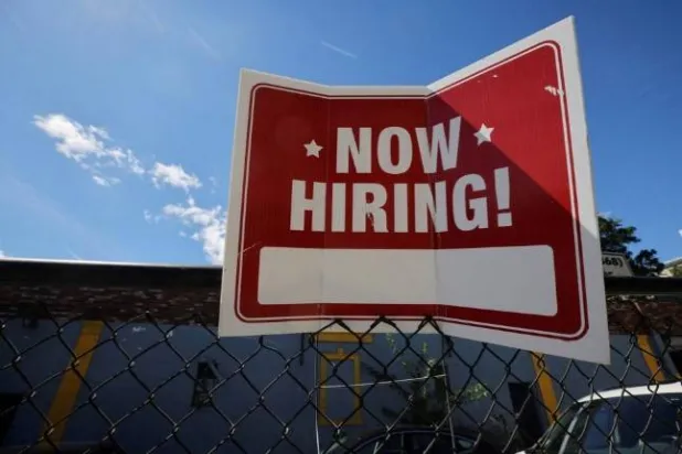 لافتة «مطلوب موظفون» معروضة خارج متجر تايلور لتأجير لوازم الحفلات والمعدات في سومرفيل بماساتشوستس (رويترز)