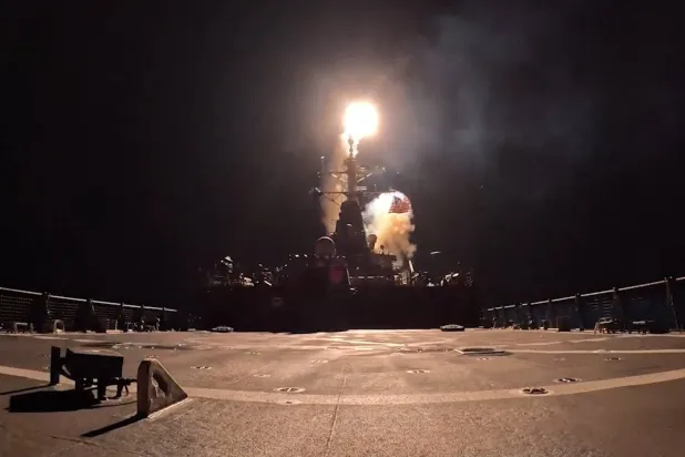 مدمرات صواريخ موجهة تابعة للبحرية الأميركية تطلق صواريخ على الأراضي الإيرانية الثلاثاء الماضي (أ.ف.ب)