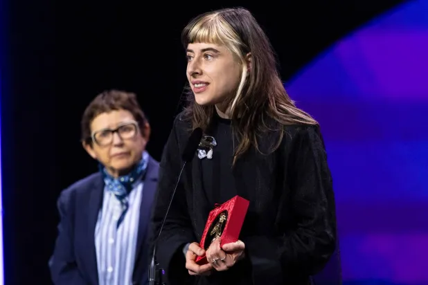 المخرجة التشيكية خلال تسلم الجائزة في برلين (إدارة المهرجان)