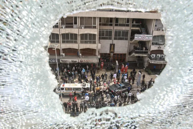 عناصر من «الصليب الأحمر» ينقلون مصابين جراء استهداف إسرائيلي لقيادي في «حماس» في مدينة صيدا بجنوب لبنان (أ.ف.ب)