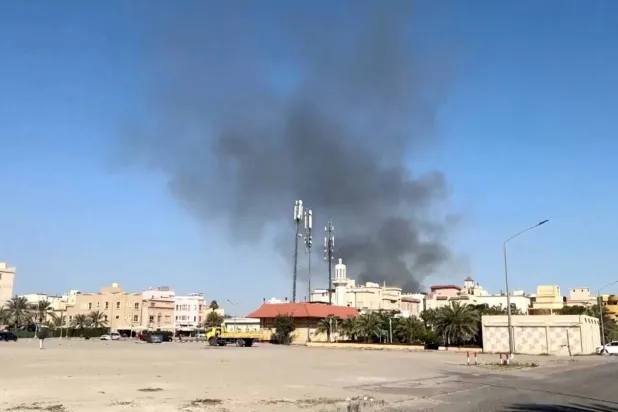 تصاعد الدخان من المنطقة المحيطة بالسفارة الأميركية في الكويت الاثنين الماضي (رويترز)