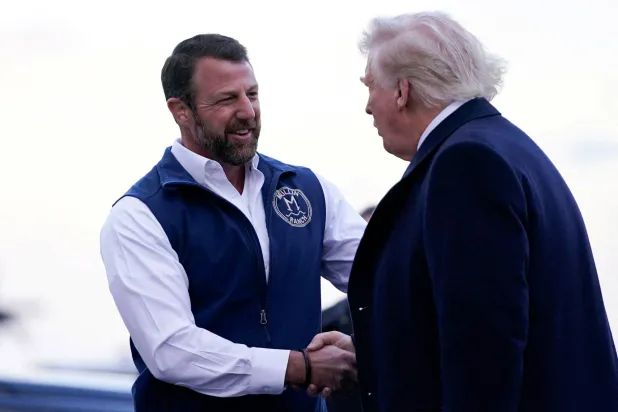 السيناتور ماركواين مولين مستقبلاً الرئيس دونالد ترمب في مطار فيلادلفيا الدولي في بنسلفانيا (رويترز)